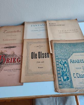 Vecchi spartiti musicali per pianoforte. 