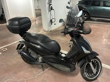 Beverly 300 Police i.e. nero 2017 33.000 km Roma