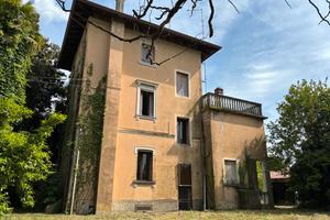 MERAVIGLIOSA ED ELEGANTE VILLA LIBERTY DA RISTRUTT