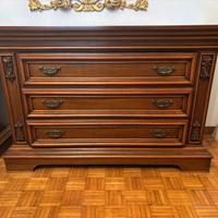 Cassettiera in legno in stile classico