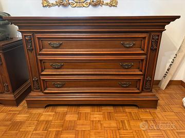 Cassettiera in legno in stile classico
