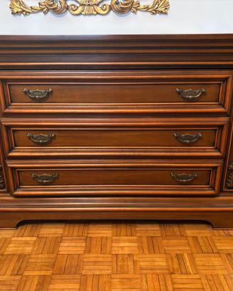 Cassettiera in legno in stile classico