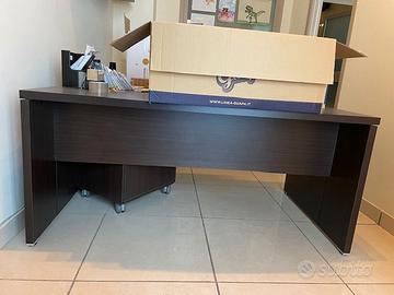 Scrivania, cassettiera e mobile ufficio