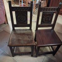 Sedie antiche e appendiabiti a muro