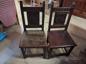 Sedie antiche e appendiabiti a muro