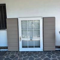 Finestra in legno con balcone