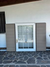 Finestra in legno con balcone