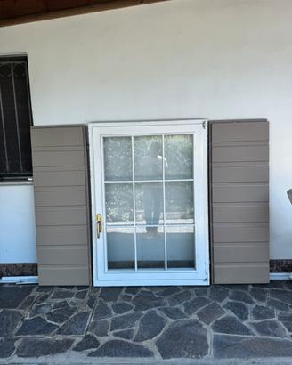 Finestra in legno con balcone