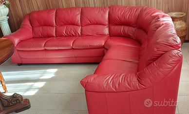 divano angolare in pelle con puff