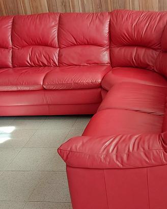 divano angolare in pelle con puff