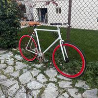 Bici fixed bianca e rossa