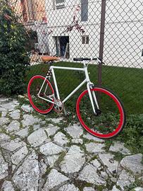 Bici fixed bianca e rossa