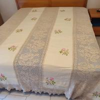Coperta matrimoniale ad uncinetto e punto a croce