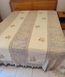 Coperta matrimoniale ad uncinetto e punto a croce