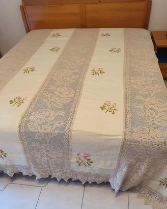 Coperta matrimoniale ad uncinetto e punto a croce