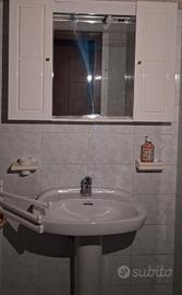 specchiera e porta asciugamani 