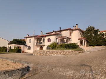 Villetta panoramica con giardino