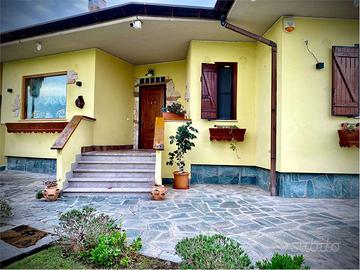 SPLENDIDA VILLA BIFAMILIARE CON AMPIO PARCO