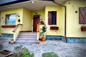 SPLENDIDA VILLA BIFAMILIARE CON AMPIO PARCO