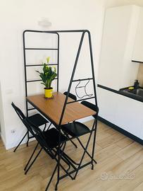 Tavolo da pranzo e sgabelli