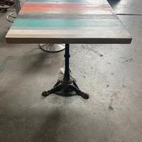 Tavolo con base in ghisa e piano in legno