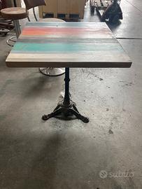 Tavolo con base in ghisa e piano in legno