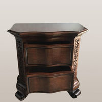 Coppia di comodini artigianali in legno massello