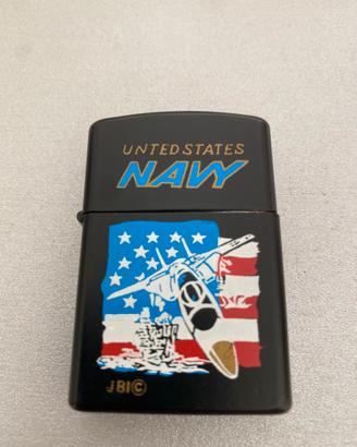 Accendino Zippo (o simile) “United States Navy”