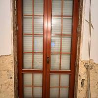 Porte esterne in legno.