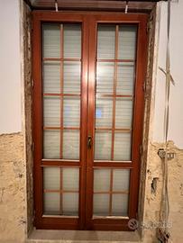 Porte esterne in legno.