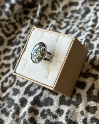 Anello in resina e fiori essiccati