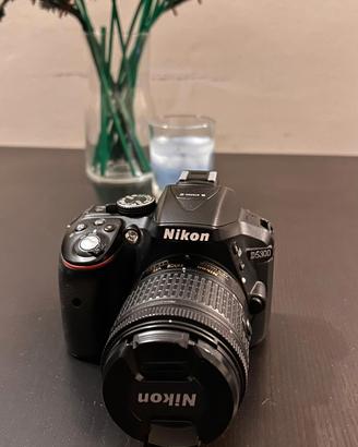 Nikon D5300 + Obiettivo 18-55mm VR e Accessori