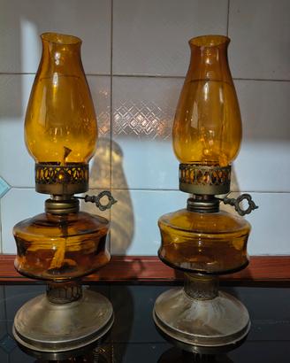 vecchie lampade a petrolio in vetro 