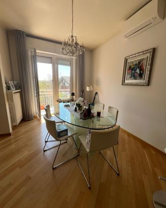 Tavolo di design in vetro cristallo per la sala