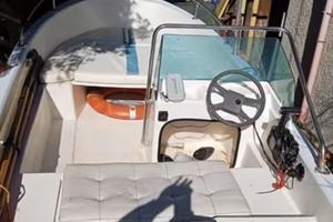 Barca a motore
