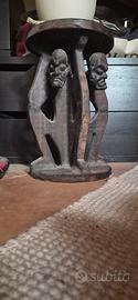 Tavolino etnico in legno intagliato e figure 