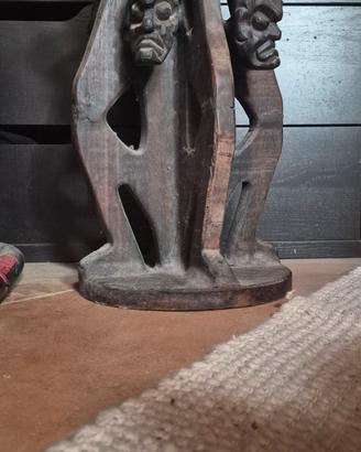 Tavolino etnico in legno intagliato e figure 