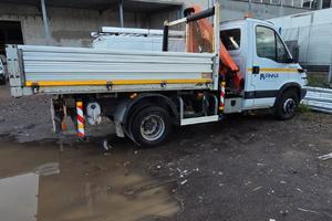 Iveco Daily ribaltabile trilaterale con gru