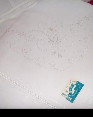 Lenzuolo matrimoniale in misto lino con ricami 