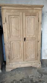 Vecchio armadio in abete 