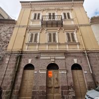 Intera palazzina con cortile
