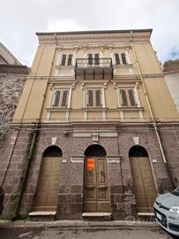 Intera palazzina con cortile