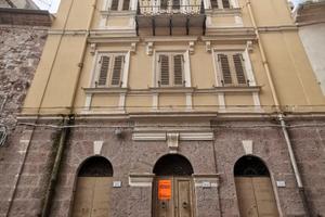 Intera palazzina con cortile