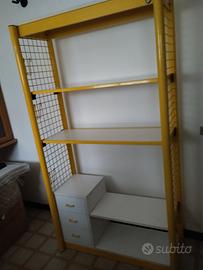 scaffale e tavolo arredo cameretta