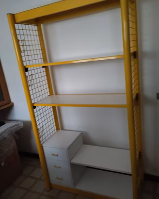 scaffale e tavolo arredo cameretta