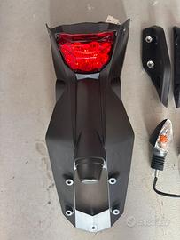 Portatarga con faro posteriore KTM Duke 690