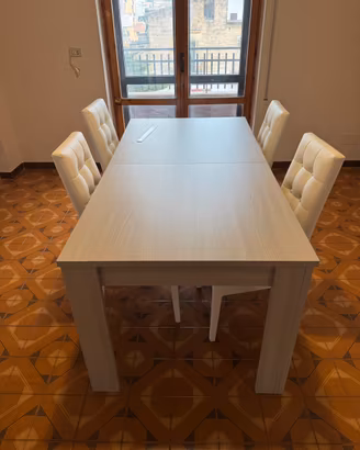 Tavolo allungabile con sedie in pelle