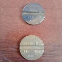 Due gettoni telefonici senza marchio