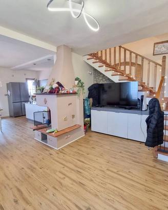 Rustico / Casale di 220 m² con più di 5 locali e b