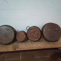 Pentole in rame antiche.